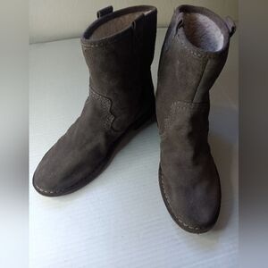 Clarks Cabaret Rock Taupe Suede Ankle Booties with Shearling Lamb Fur Size 10